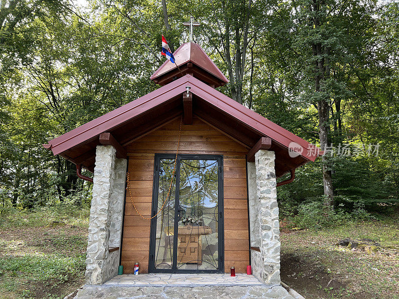克罗地亚Caglin Sovski dol的Sovsko湖景观中的森林教堂(Šumska kapelica u zna<e:1> ajnom krajoliku Sovsko jezero， Čaglin - Slavonija, Hrvatska)